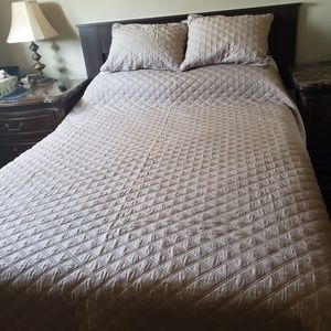 Quilted Full-Queen Beige Bedspread and 2 Pillow Shams